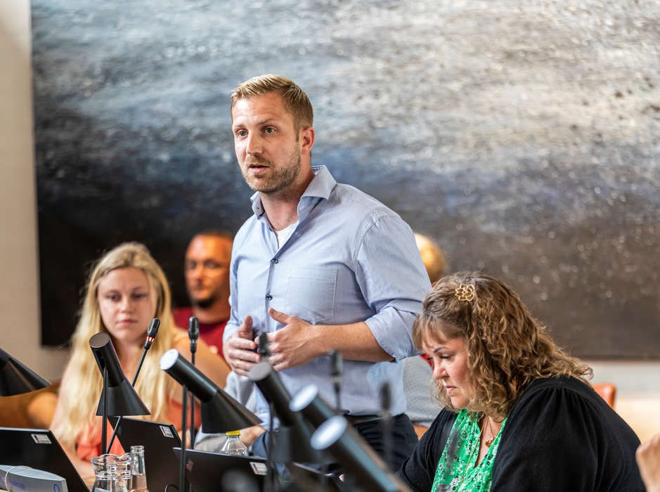 Politikere blev koblet af bus-sag for at spare tid