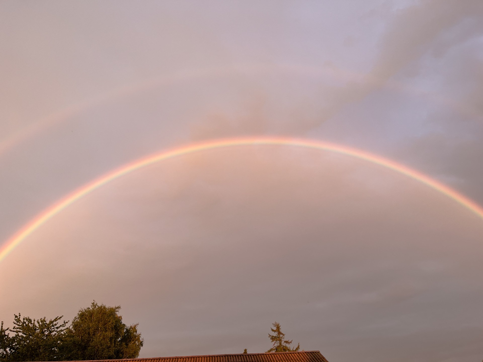 Dagens billede: Dobbelt regnbue i Aakirkeby Dagens billede: Dobbelt regnbue i Aakirkeby