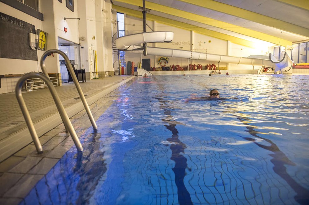 Fejrer sv�mmehallens jubil�um i vand og p� land