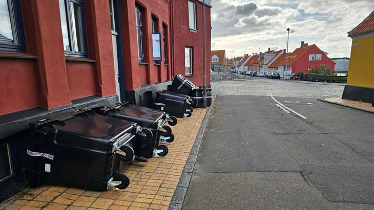 De er ikke s&aring;dan lige at komme udenom, de store krabater. Men n&aring;r de ligger ned, tager vinden dem i hvert fald ikke med p&aring; k&oslash;retur. Foto: S&oslash;ren Strandman-M&oslash;ller