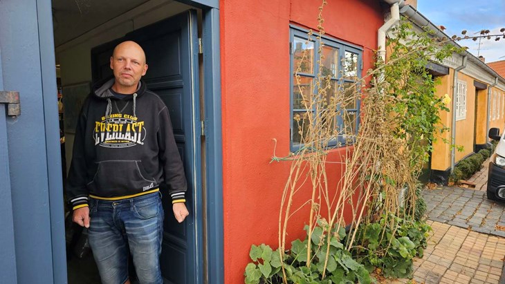 Thomas Nielsen har slet ikke brug for alt den skraldeplads. Han er p&aring; havet det halve af tiden og bor alene, s&aring; hans dr&oslash;m er nogle af de sm&aring; kasser. Foto: S&oslash;ren Strandman-M&oslash;ller