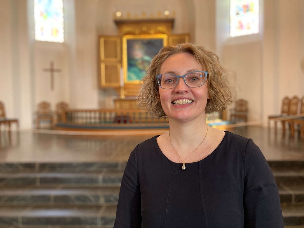 Sogneprst giver kage til alle