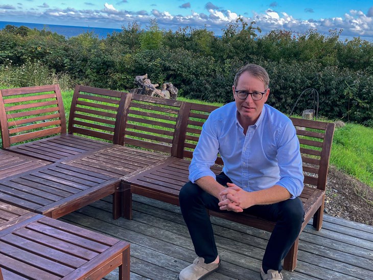 Der blev ingen terrasse-vinbar i år. Til gengæld fik Jimmi Korsholm solgt godt ud af det bornholmske lager for et par uger siden. Her omsatte han for 60.000 kroner på en enkelt søndag. Foto: Sarah Thun Kristensen