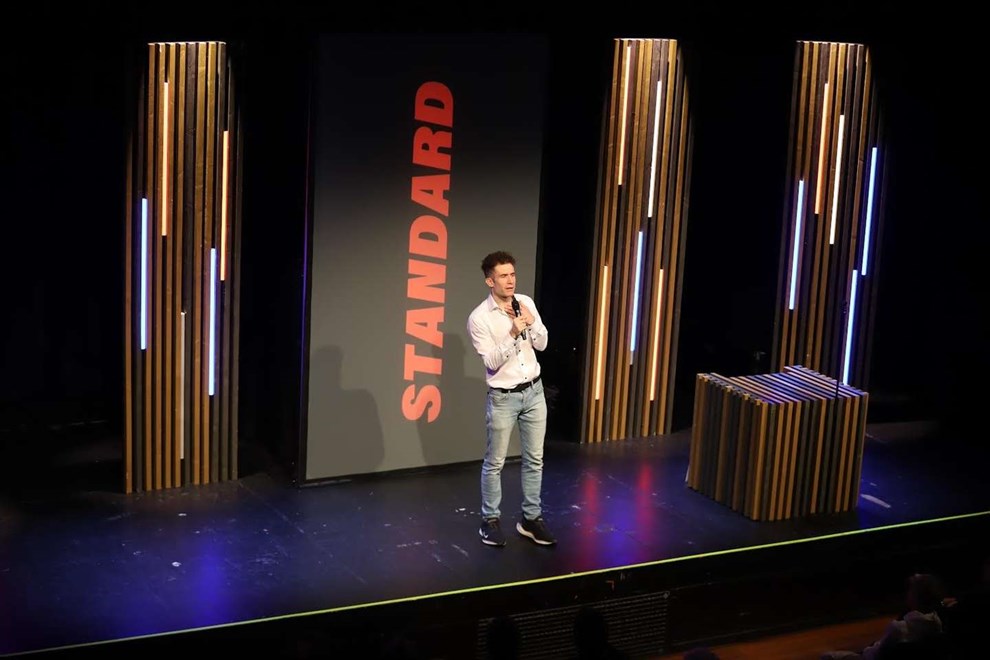 Standup-komiker fik publikum til at sprudle af energi
