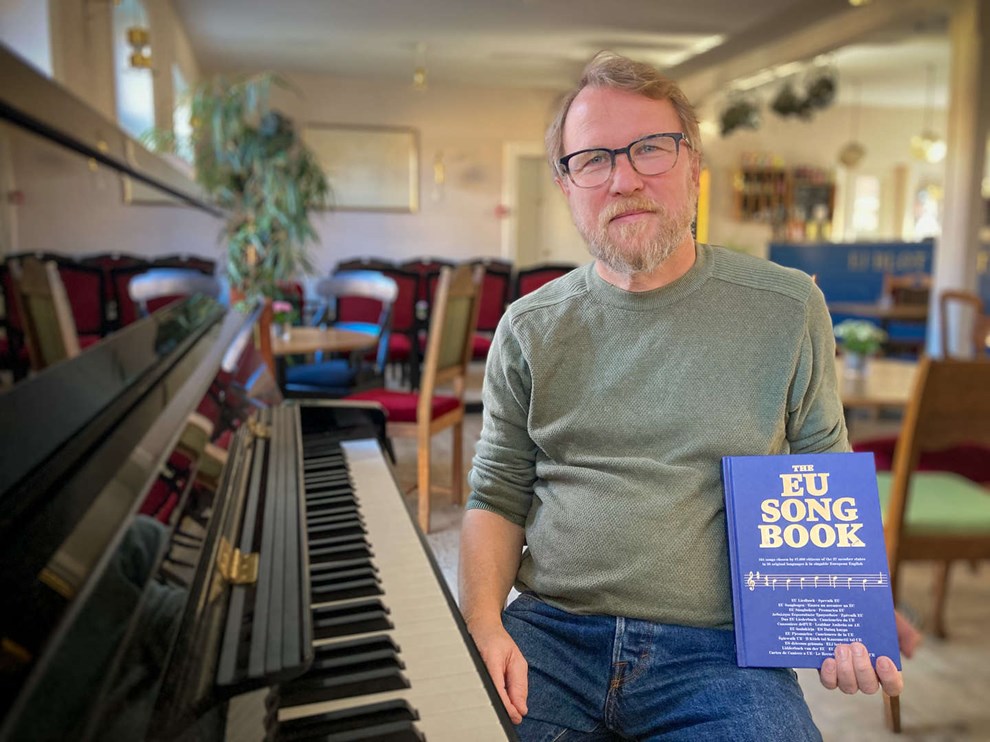 Jens har brugt 10 �r p� at lave EU-sangbog