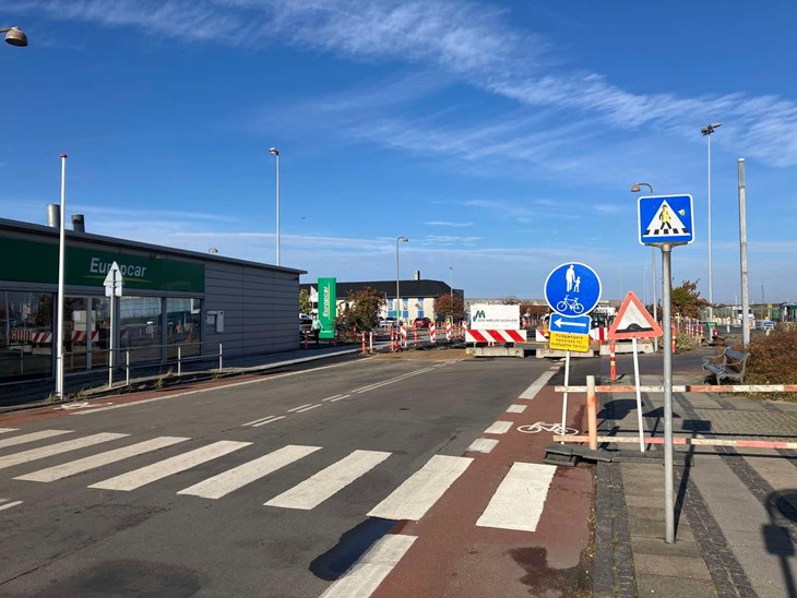 Fodg&aelig;ngere i retning mod R&oslash;nne Centrum bliver henvist til modsatte fortov p&aring; grund af vejarbejdet. Ved vejarbejdets afslutning i den anden ende er der dog ikke et fodg&aelig;ngerfelt til at krydse tilbage over vejen. Foto: William Sonne Kaal&oslash;