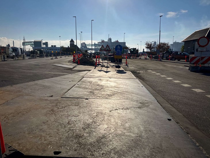 Der er rigtig meget at holde &oslash;je med: kegler, hegn, betonklodser, fodg&aelig;ngerfeltet og modk&oslash;rende bilister. Trafikalt giver det sig selv: Selvf&oslash;lgelig er det ikke godt, udtaler Stig Lodberg. Foto: William Sonne Kaal&oslash;