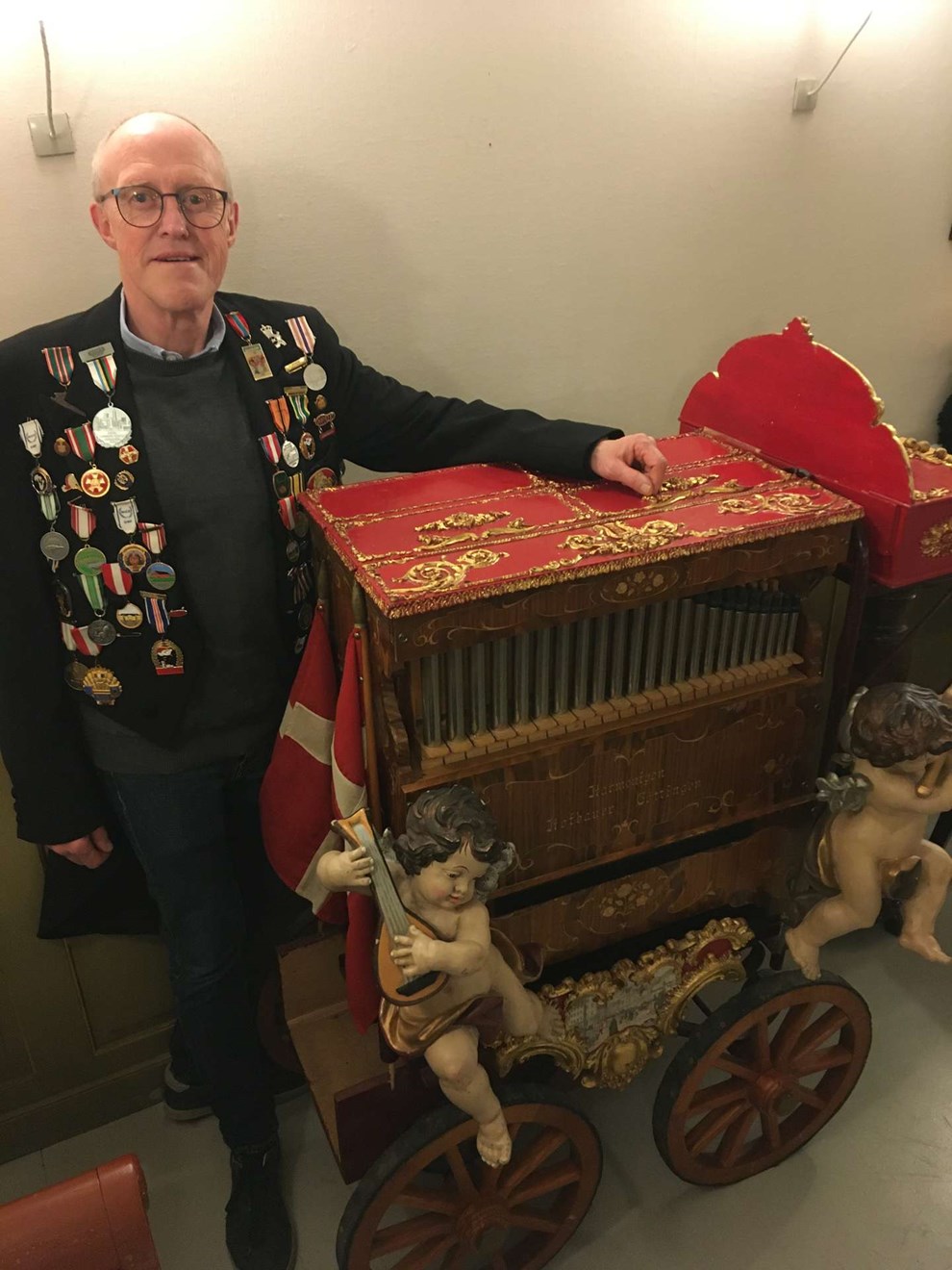 Lirekassemand gr reklame for bornholmsk teater