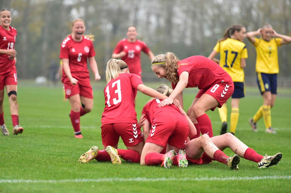 Landsholdskampe f�r piger til at dr�mme: 'Det betyder vildt meget'