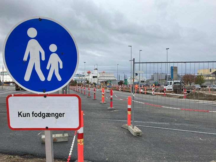 Indgangen til gangstien set fra Vesthavnsvej-siden. Der er et skilt magen til i den anden ende. Foto: William Sonne Kaal&oslash;