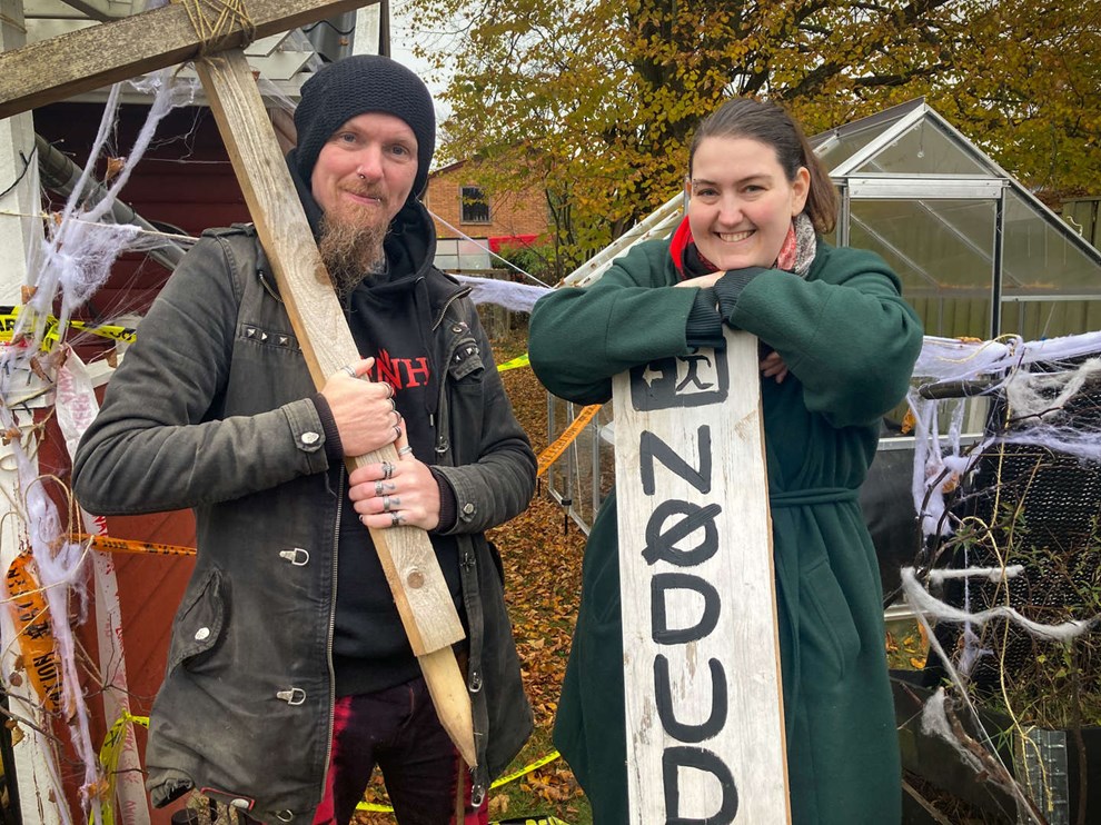 Michael og Maiken laver uhyggelig forlystelse i deres have