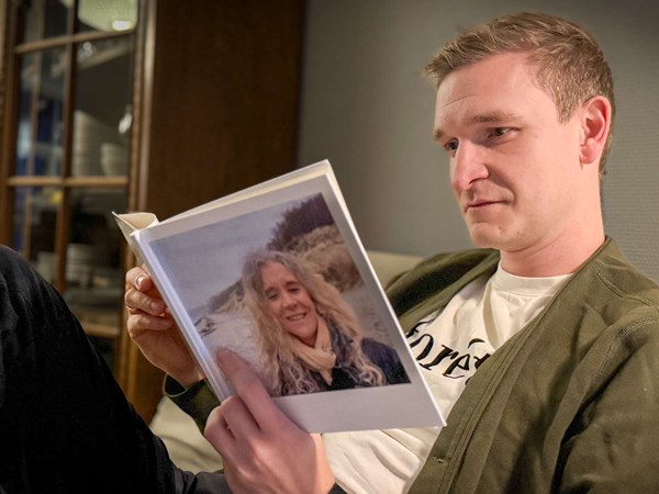 Mor begik selvmord: Nu vil Stefan hj�lpe andre der har mistet