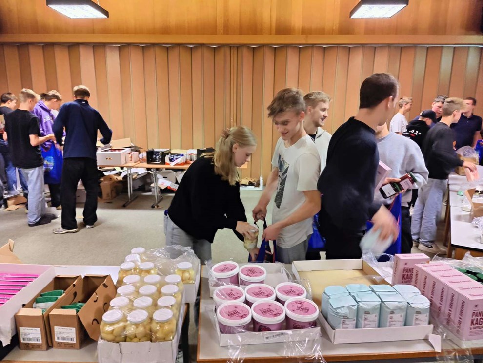 35 unge pakkede adventshjlp til 80 familier