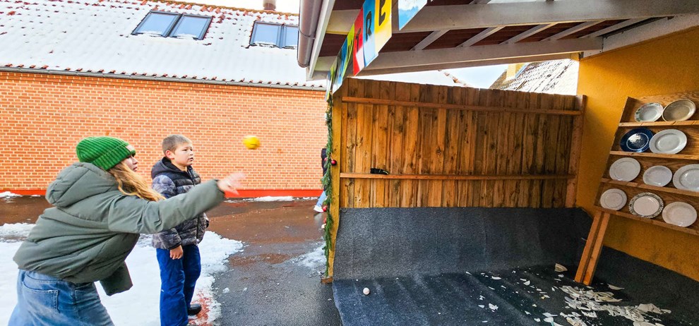 Skole fik smadret tallerkenerne 