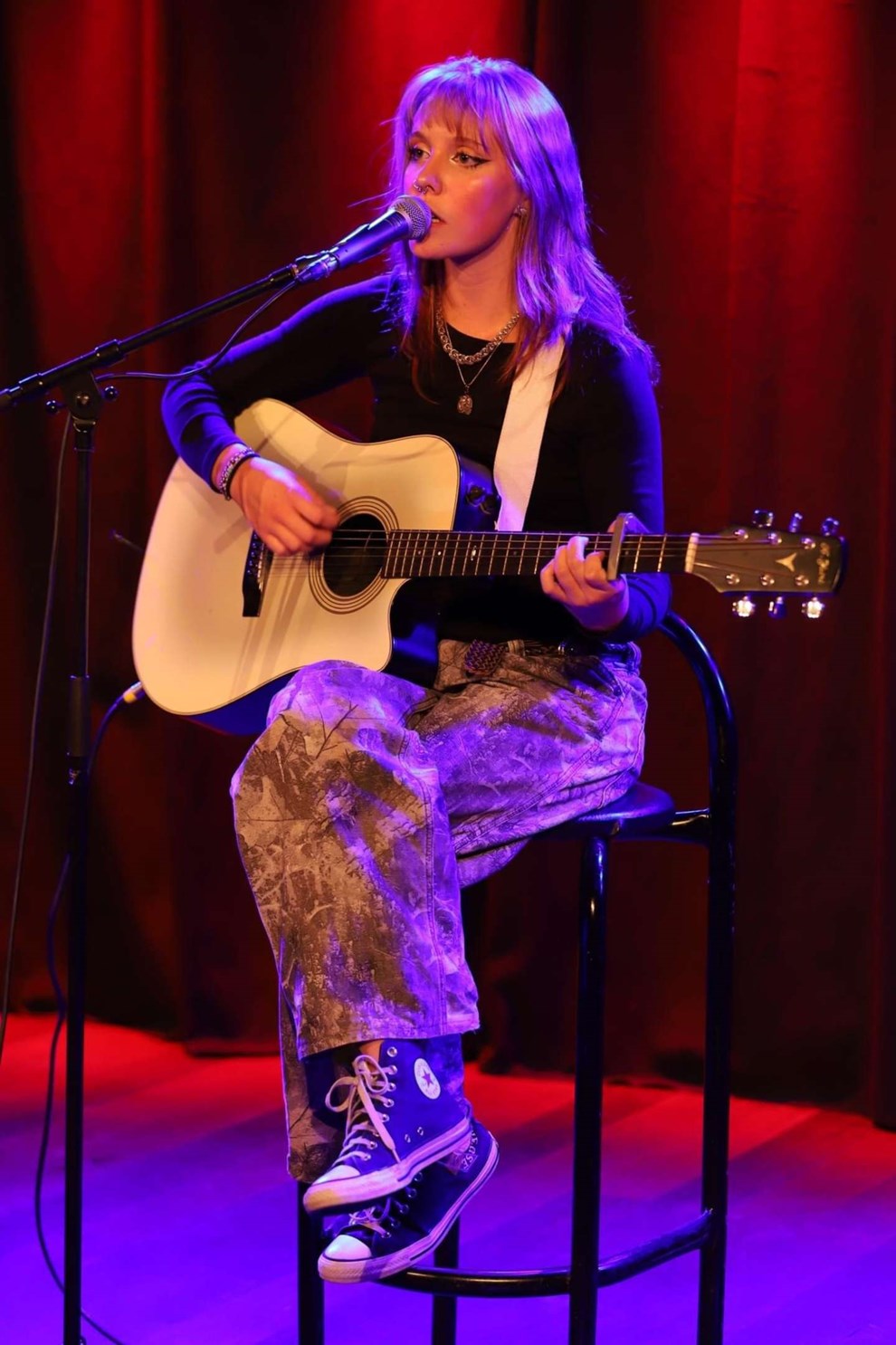 Afsl�rer kunstner til festival