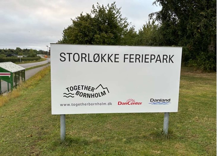 I september var den ogs&aring; gal i Storl&oslash;kke Feriepark. Har satte Dancenter et nyt skilt op med logo. Men det fandt ferieparken sig ikke i. Foto Sarah Thun Kristensen