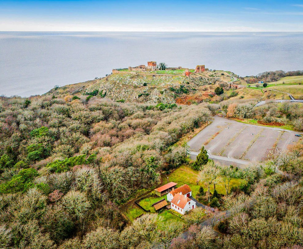 Historisk skovlberbolig til salg: Nabo til Hammershus