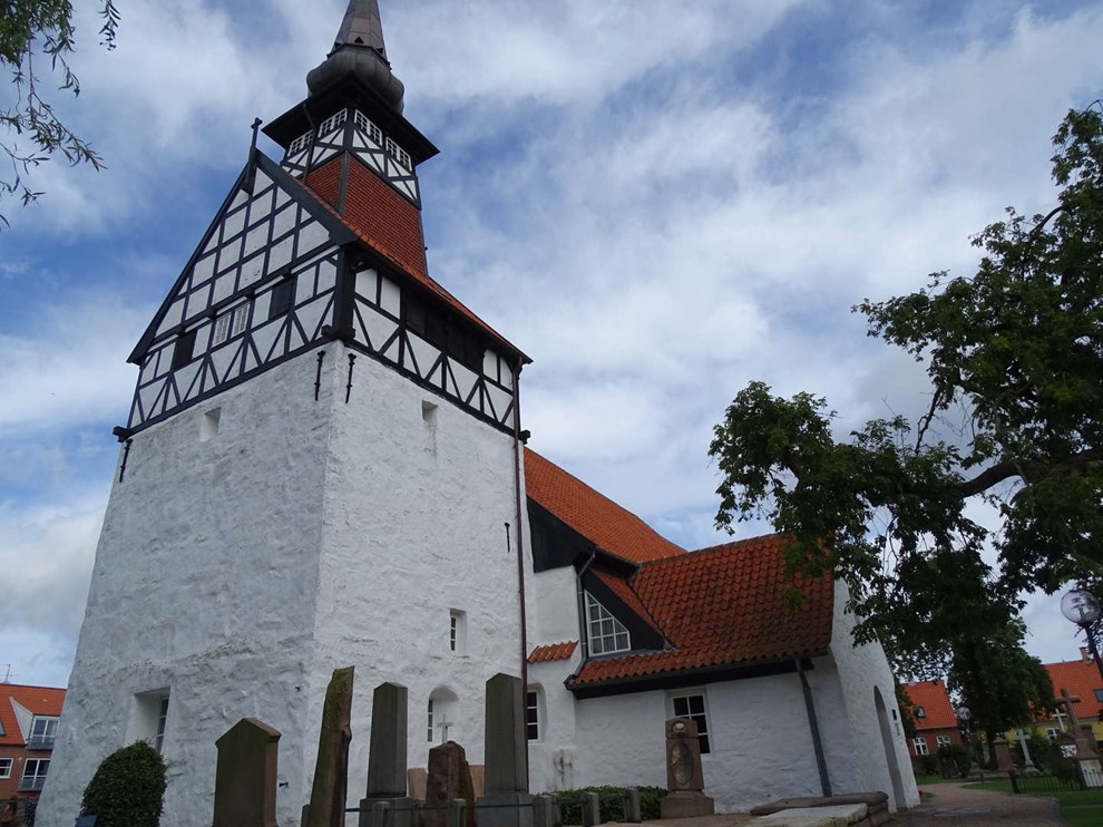 Nex� Kirke - med l�gformet kirkespir og et underligt lighus