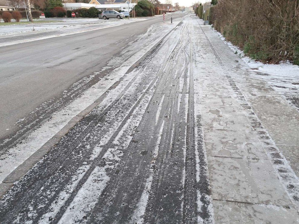 Spejlglat: Hun mtte g med sin rollator p vejen