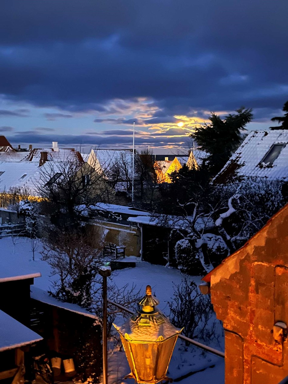 Dagens billede: M�nen over N�rrek�s s�ndag morgen
