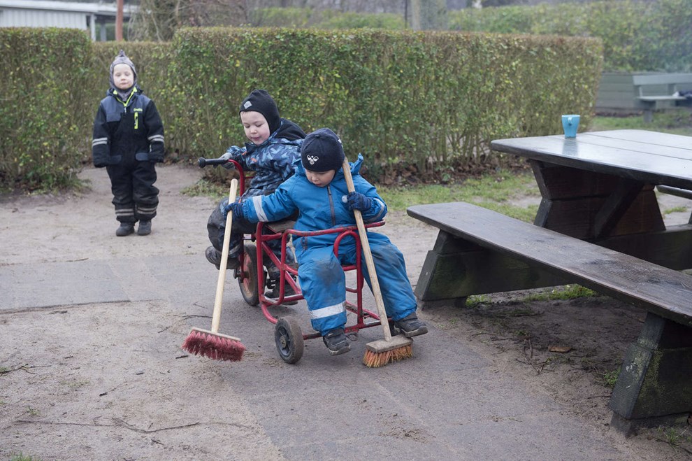 Studerende indtager torvet for at f flere studiekammerater