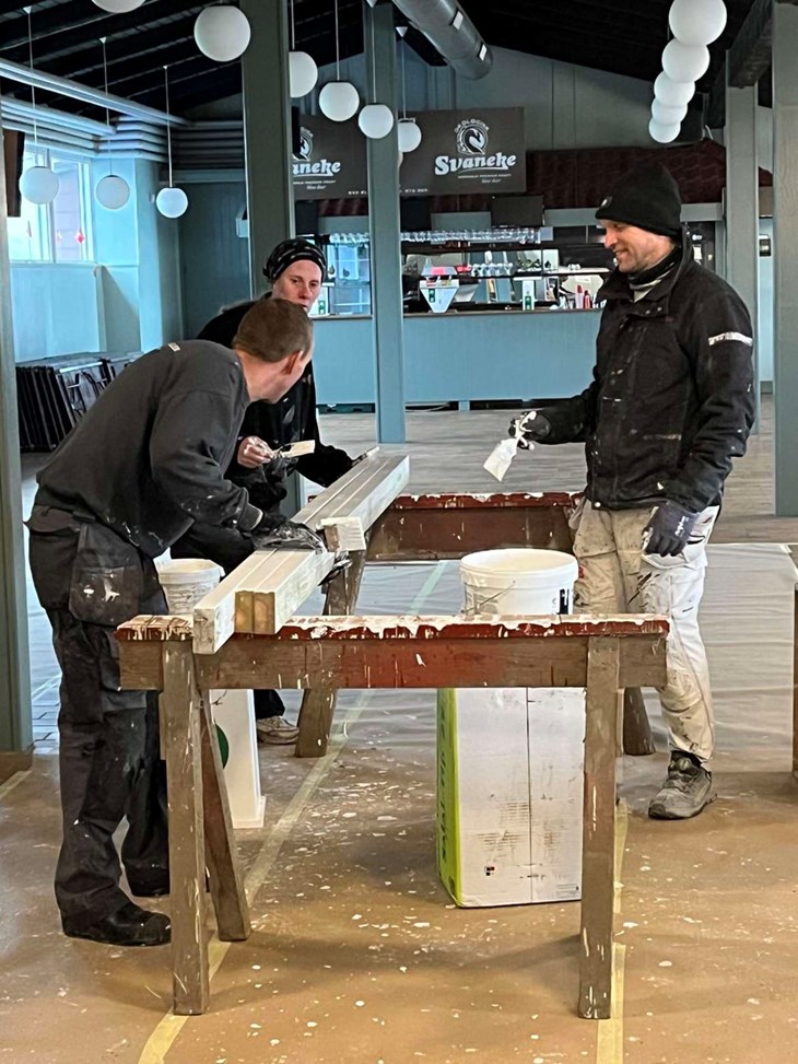 De frivillige h&aelig;nder betyder blandt andet, at hegnet rundt om travbanen bliver skiftet ud og malet hen over vinteren i spillehallen. Foto: Bornholms Brand Park