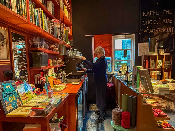 Oprindeligt ønskede Tina Larsen at man skulle kunne købe et glas portvin i boghandlen, men ansøgningen om alkoholbevilling blev afvist, og selvom der nu er gået to år siden hun klagede over afgørelsen, så har hun ikke fået et svar. Foto: Sarah Thun Kristensen