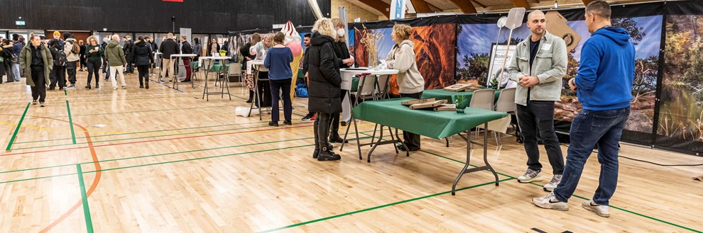 Hundredvis st�r klar til at tage et job