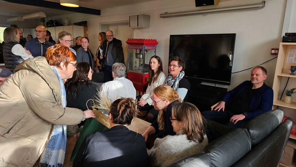 Midt i personalem�det fik medarbejderne et uventet bes�g