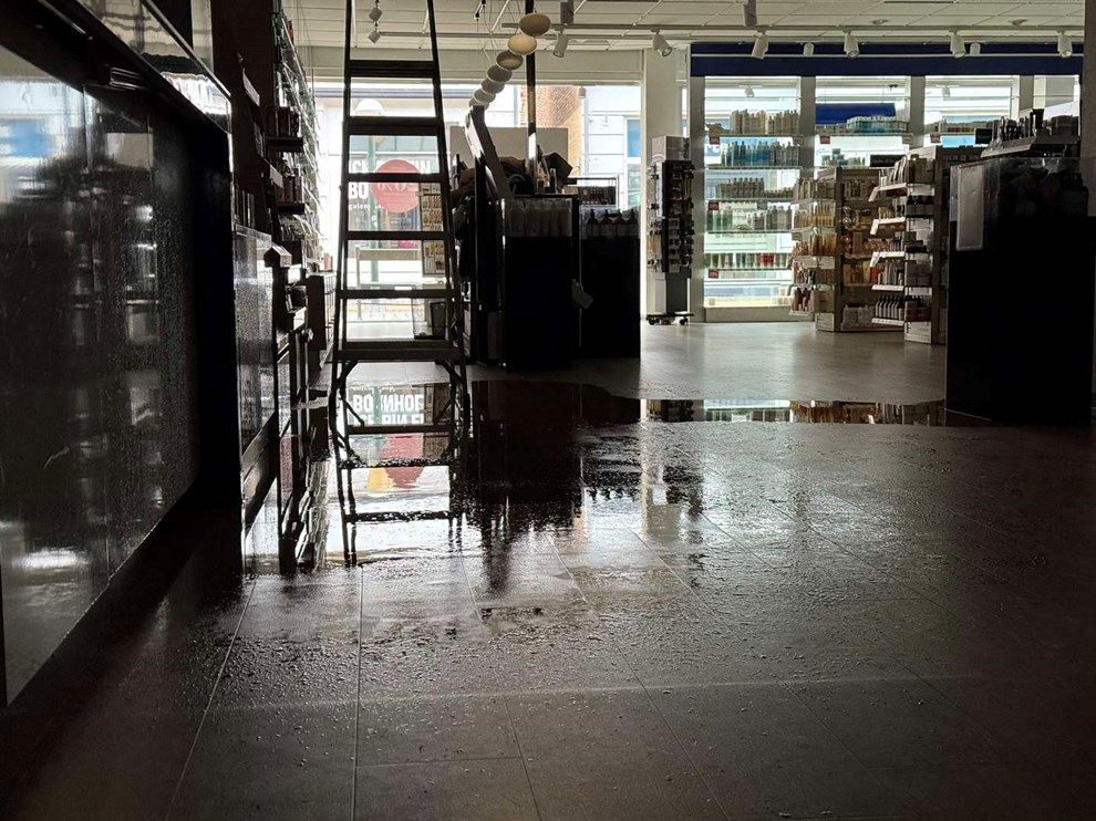 Butik ramt af omfattende vandskade