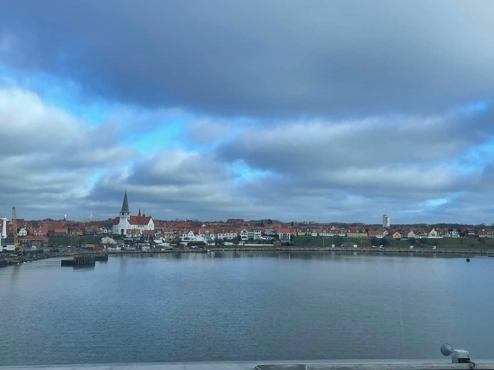 Dagens billede: Indsejlingen til R�nne med smukke skyformationer