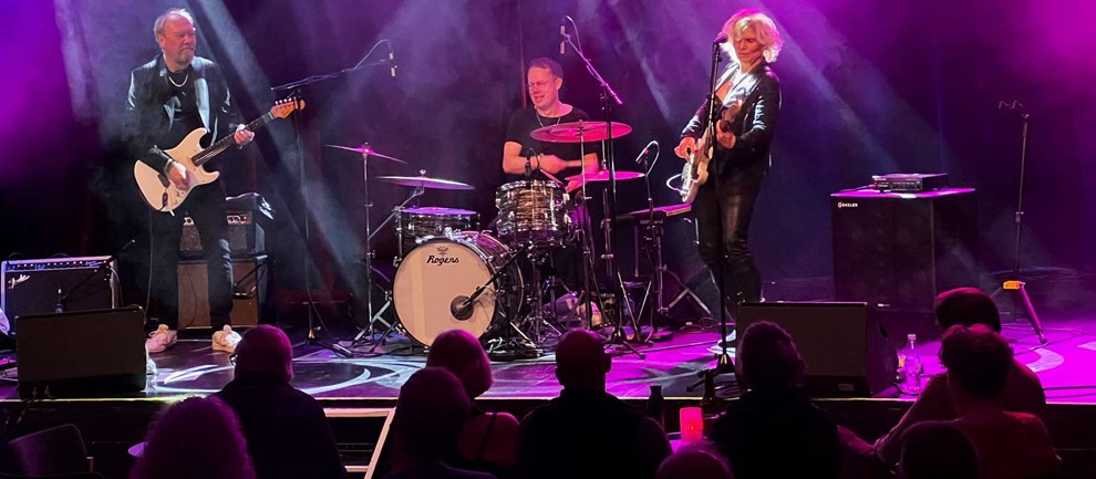 Musikalsk tidsrejse med luftguitarer Musikalsk tidsrejse med luftguitarer