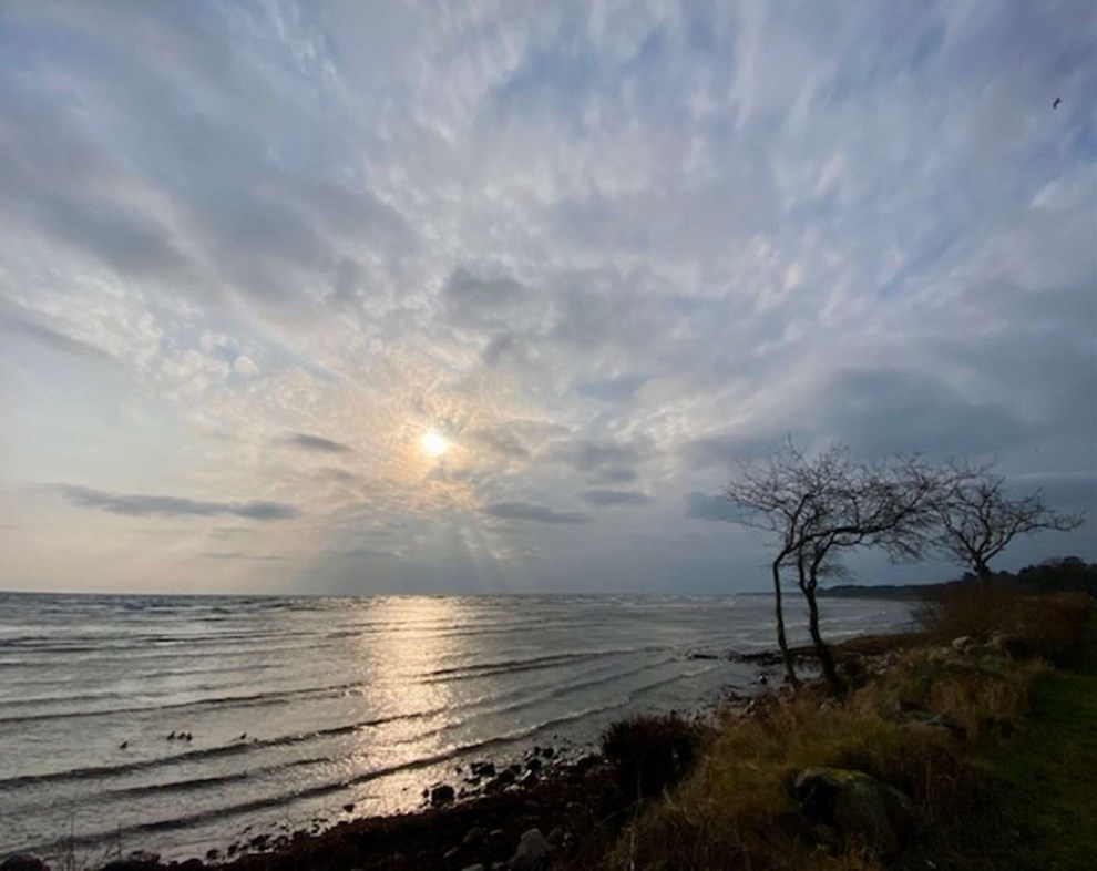 Dagens billede: Solens smugkig p� en gr�vejrsdag