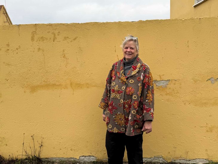 P&aring; denne mur mangler der et skilt, hvor der skal st&aring; Cirkusbygningen i Sandvig. Forslag kan sendes til Forenigen Cirkusbygningen i Sandvig, Nygade 2, 3770 Allinge-Sandvig, eller p&aring; foreningens mail: cirkusbygningen.i.sandvig@mail.com