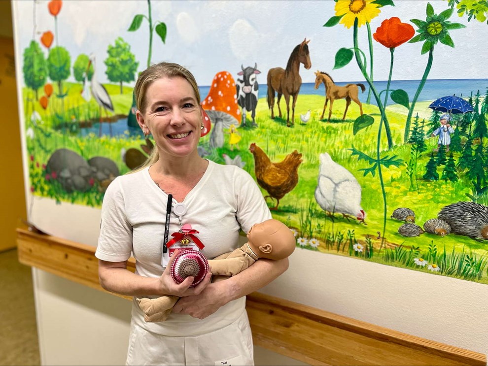 Lena hj�lper andre med at amme