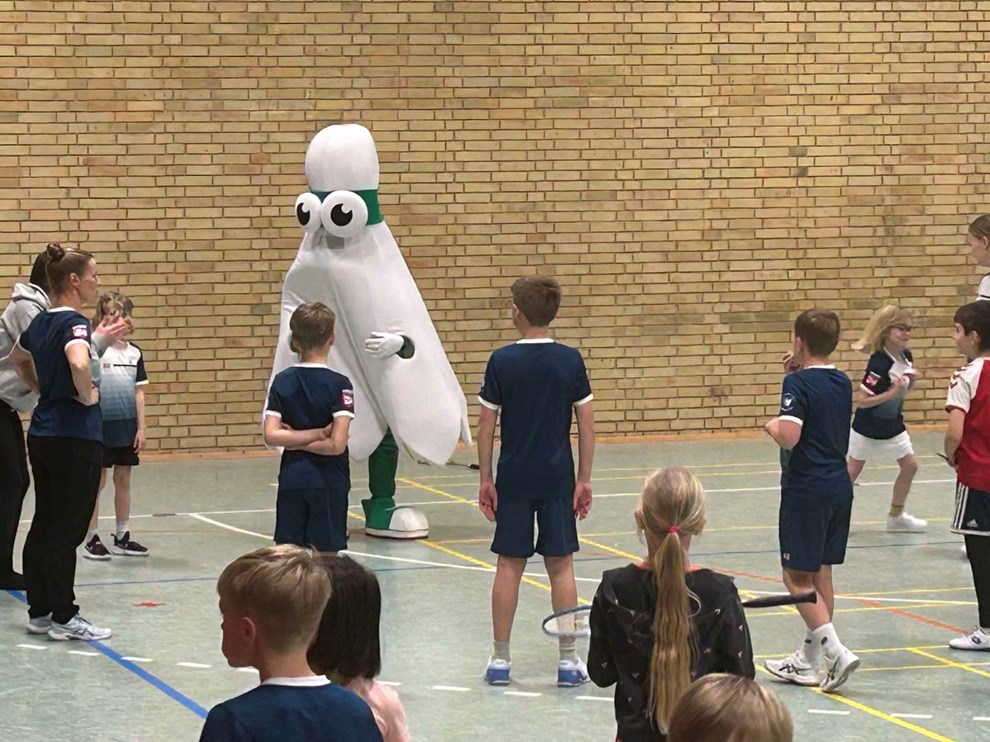 K�mpe fjerbold lavede sjov med badmintonb�rn