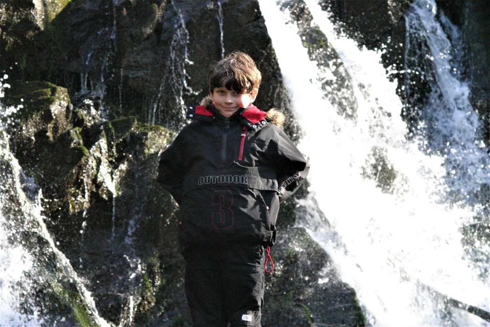 Pisseb�kkens vandfald og mange bl� anemoner