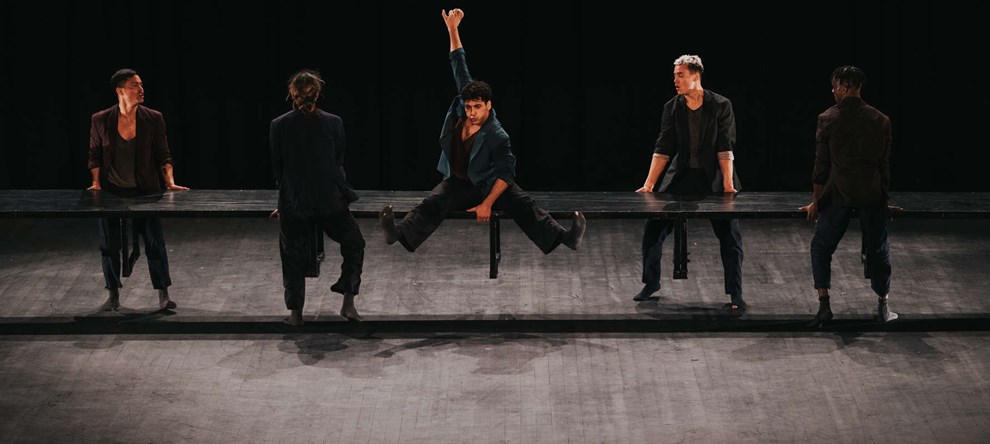 Fem m�nd kaster sig vildt rundt