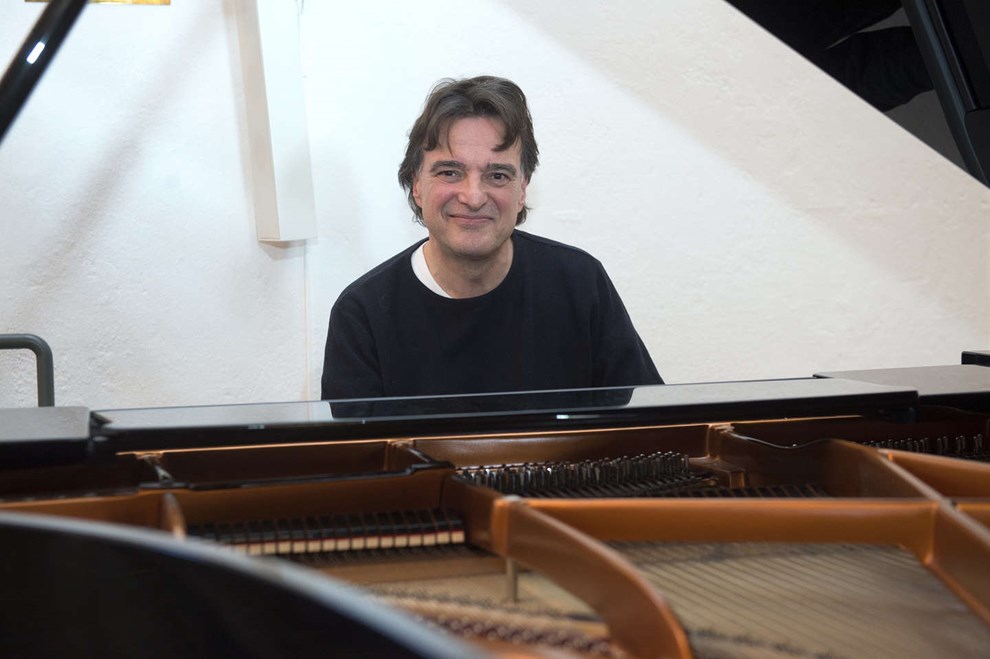 Organisten spiller jazz i kirken