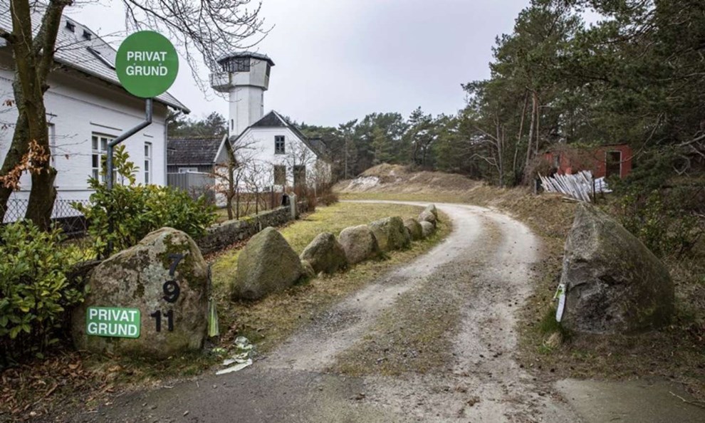 Ulovlige skilte ved Dueodde Fyr: Nu skal ejeren for retten  igen