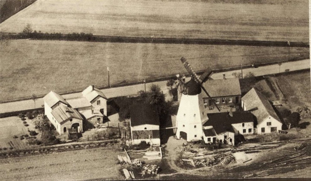 Nykerformand giver kage og viser fotos