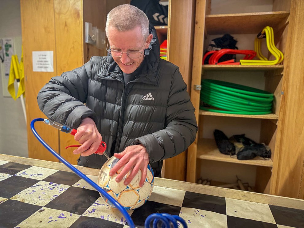 Frivillig med rollator: Jimmi kommer i hallerne hver dag