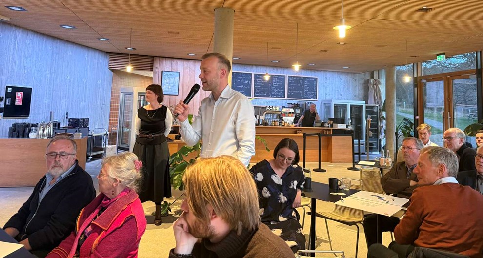 En s�rlig g�st sang for til socialdemokratisk arrangement 