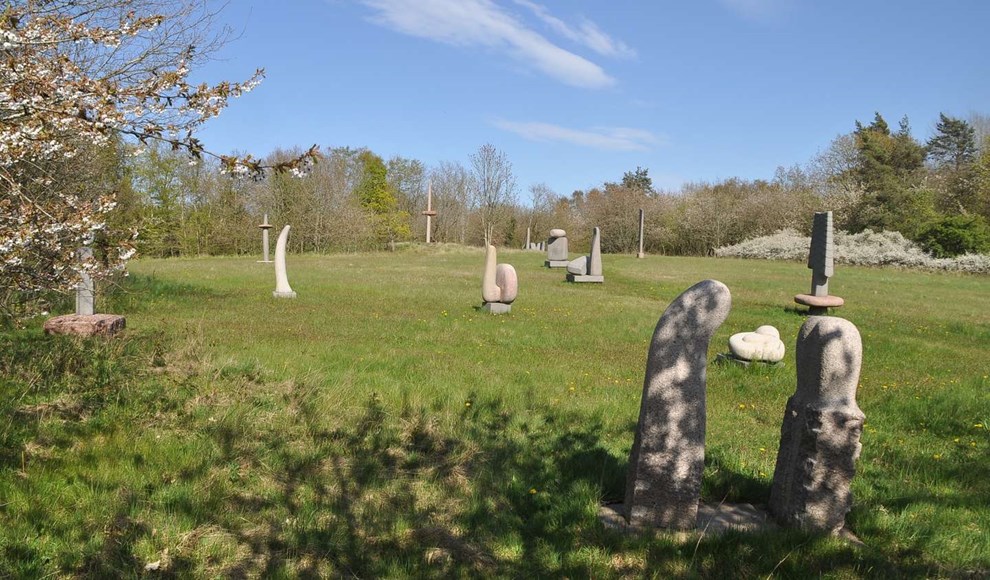 �ben parkdag med skulpturer som selskab