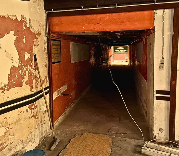 Den fam&oslash;se keglebane, som lige nu har set bedre dage. Men de bedre dage kommer snart igen i k&aelig;lderen, lover restaurat&oslash;rparret. Foto: Jesper Dollerup Merved