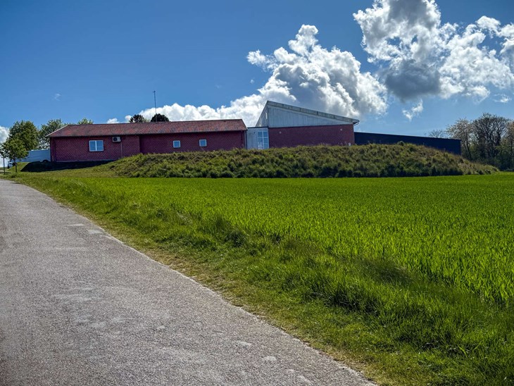Vandv&aelig;rket ligger h&oslash;jt placeret p&aring; en bakke over Tejn by.