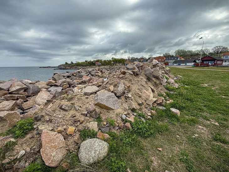 Rregionskommunen har indtil videre n&oslash;jedes med at samle stenene i lange bunker.