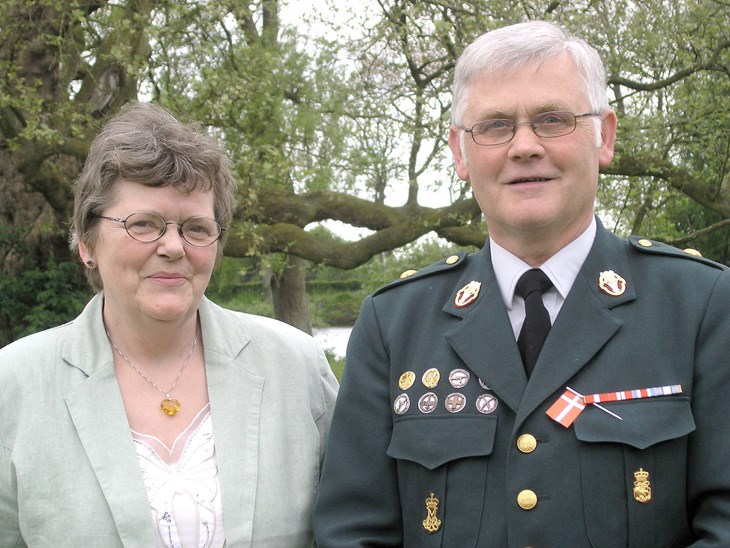 Sussi og Finn Rasmussen, da Finn Finn Rasmussen fyldte 60 &aring;r og gik p&aring; pension efter 32 &aring;r p&aring; Almeg&aring;rds Kaserne. Arkivfoto: Holger Larsen