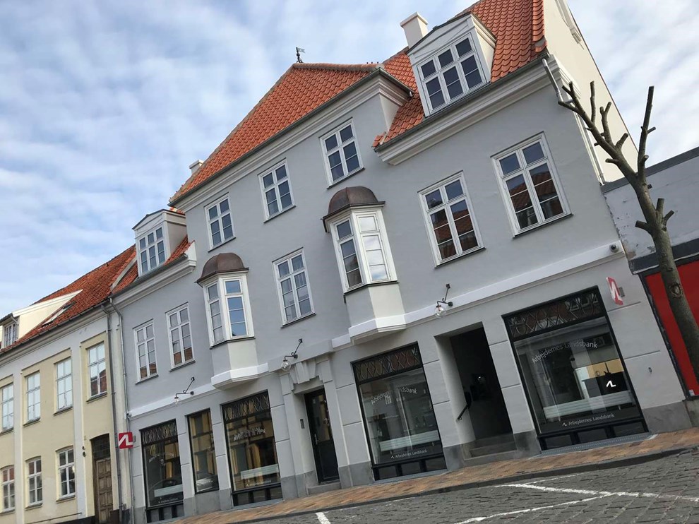 Bank s�ger ny leder efter fratr�delse