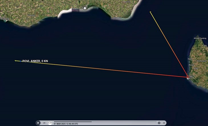 Det er l&oslash;rdag den 1. marts. Klokken er cirka kvart i to om eftermiddagen, og f&aelig;rgen Povl Anker ligger i R&oslash;nne Havn. Men p&aring; skibssporingssiden Marinetraffic var f&aelig;rgen et kort &oslash;jeblik syd for Trelleborg. Sk&aelig;rmbillede: Marinetraffic